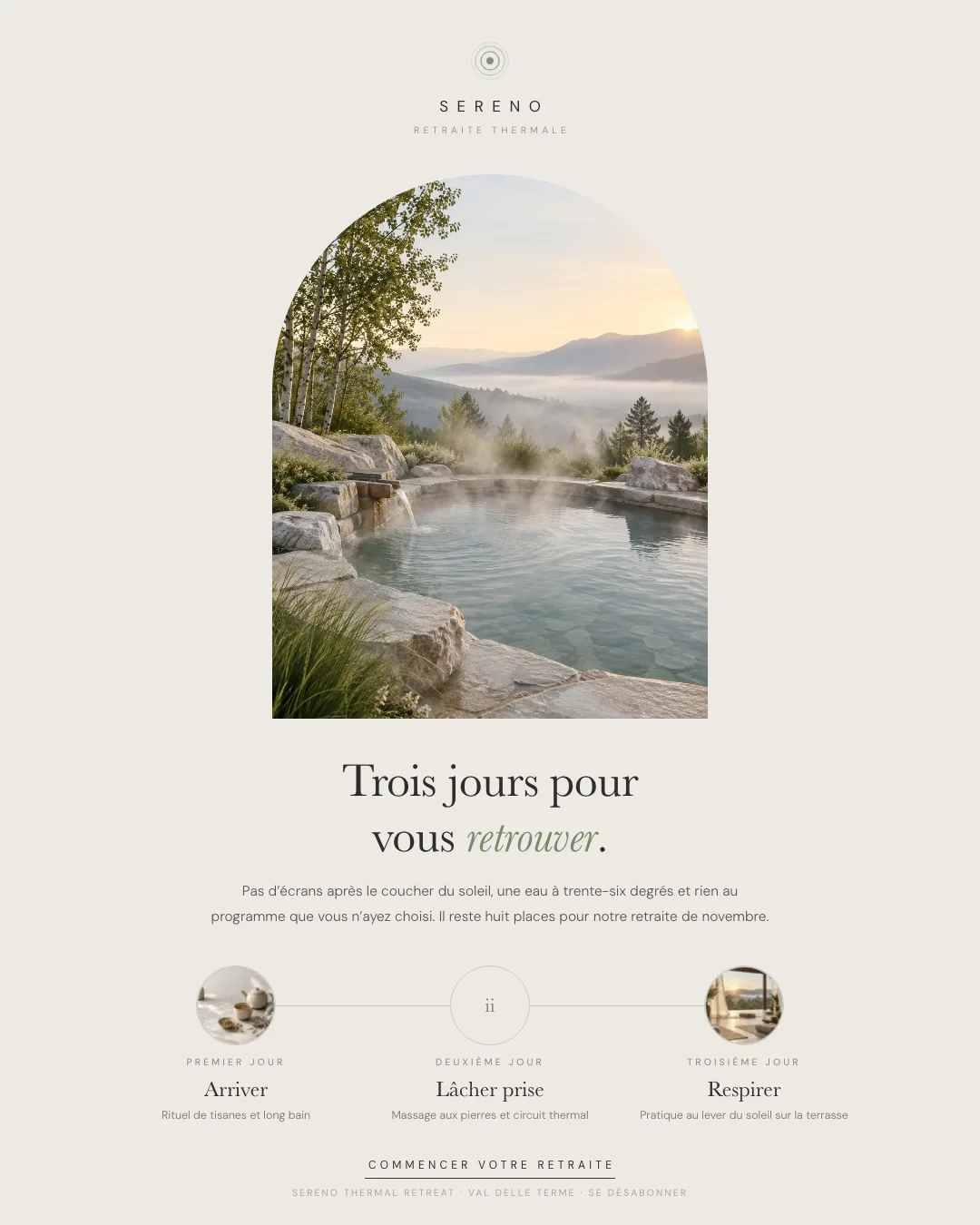 Exemple de newsletter d’une retraite bien-être : mise en page minimaliste avec une photo en arche d’un bassin thermal au lever du soleil, le titre Trois jours pour vous retrouver et une chronologie de rituels sur trois jours