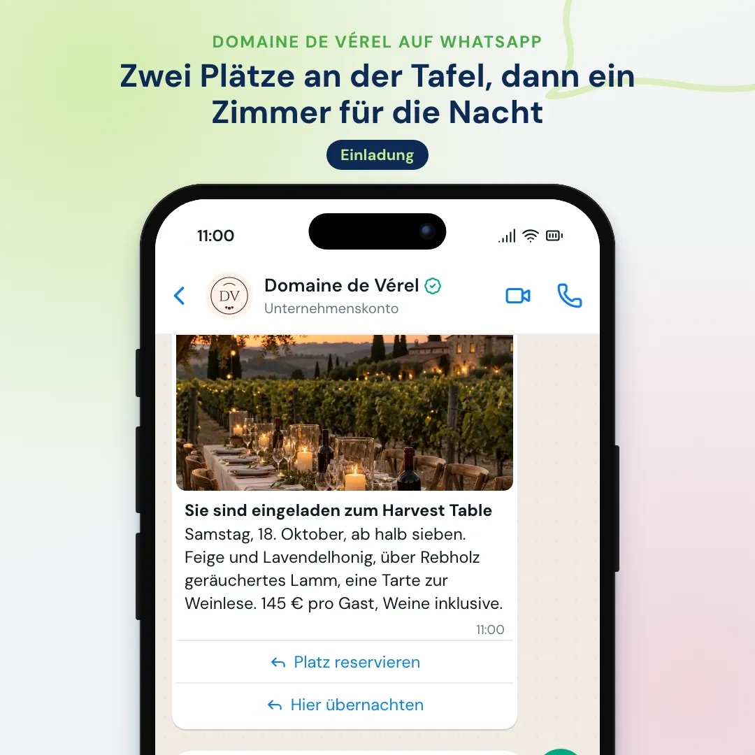 WhatsApp-Newsletter eines Weinguts: Einladung zum Erntedinner mit Foto der langen Tafel, die Gästin reserviert zwei Plätze und nimmt ein Zimmer für die Nacht an
