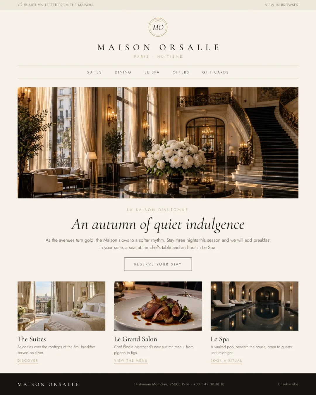 Esempio di newsletter di un hotel di lusso a Parigi: monogramma centrato, foto della hall, titolo autunnale e tre colonne per suite, ristorante e spa